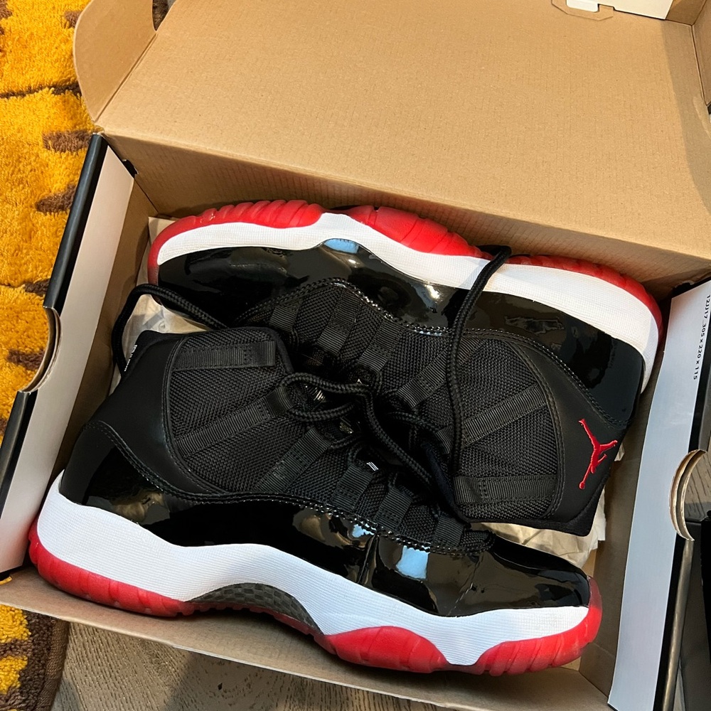 Jordan 11 Retro
Playoffs Breds 8.5 mens